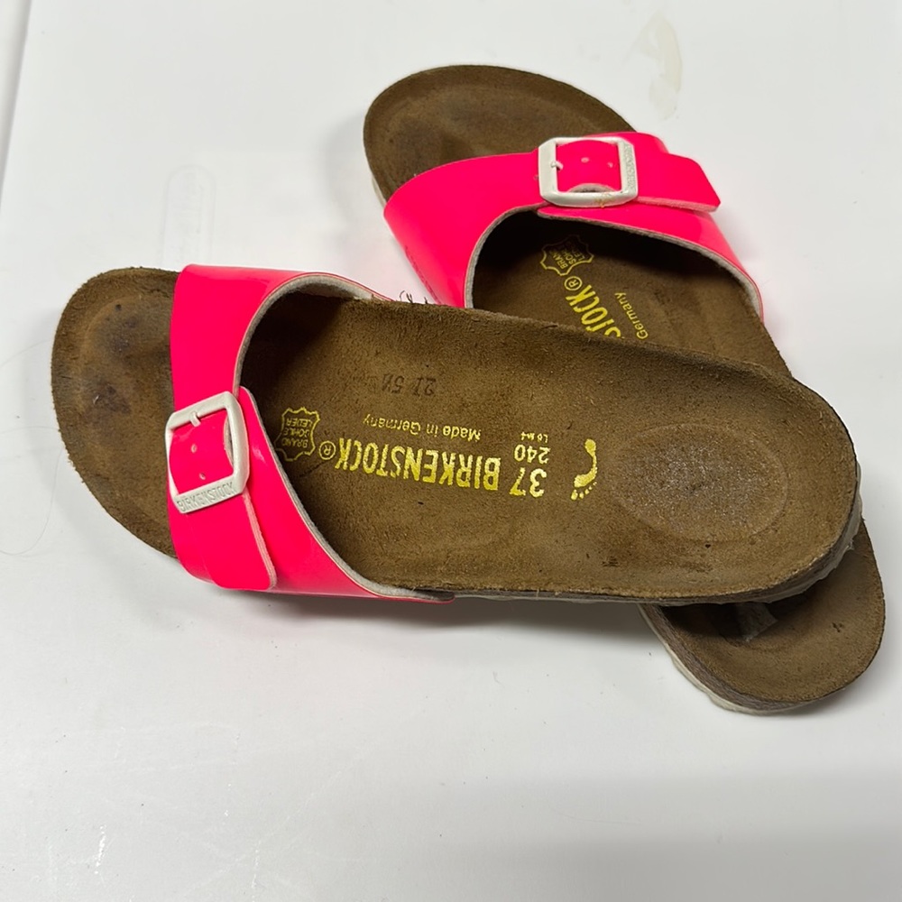Birkenstock slides size 37 I believe it’s 6.5